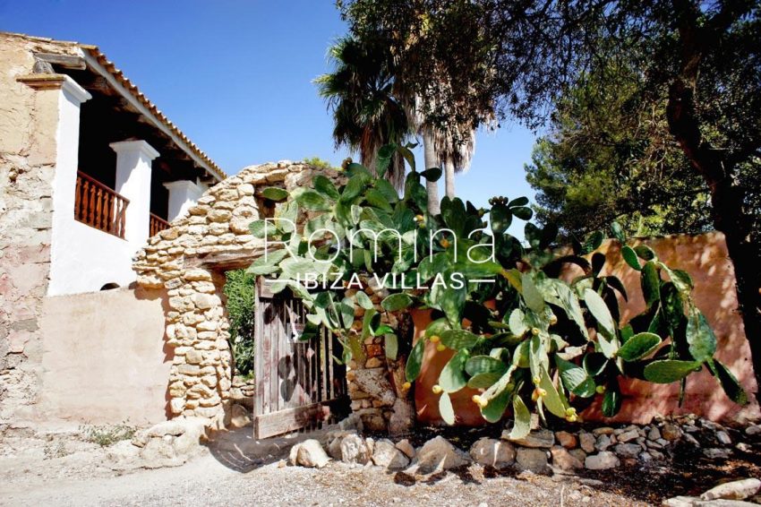 finca gibert ibiza-2entrance prickly pear