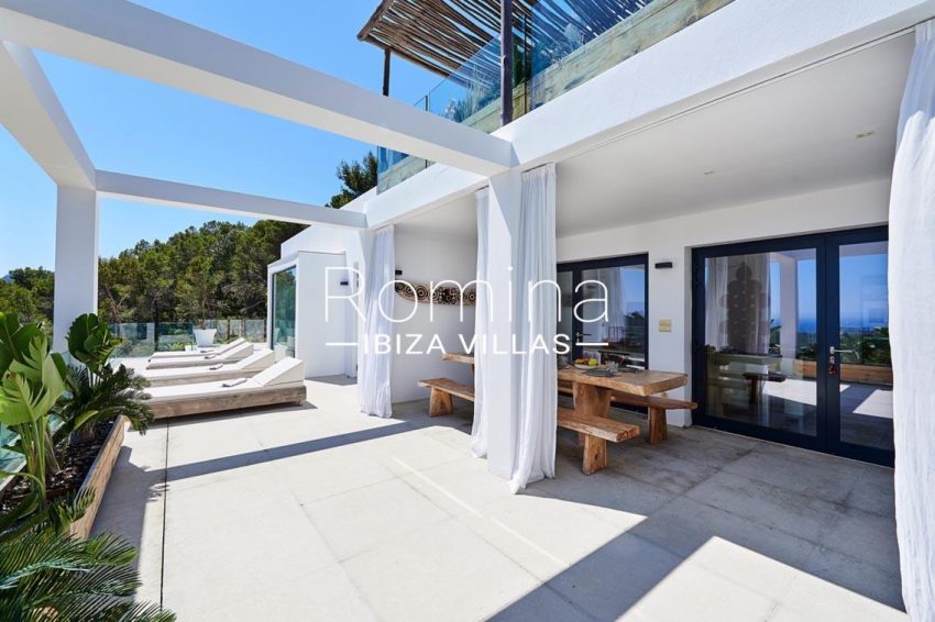 villa adelfa ibiza-2terrace sunbeds dining area