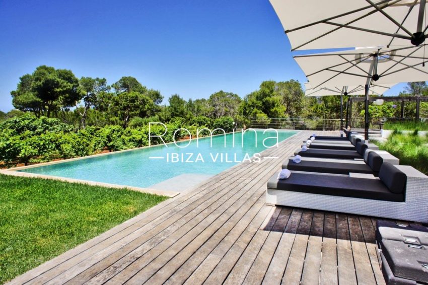 villa vallis ibiza-2pool wooden deck sunbeds2