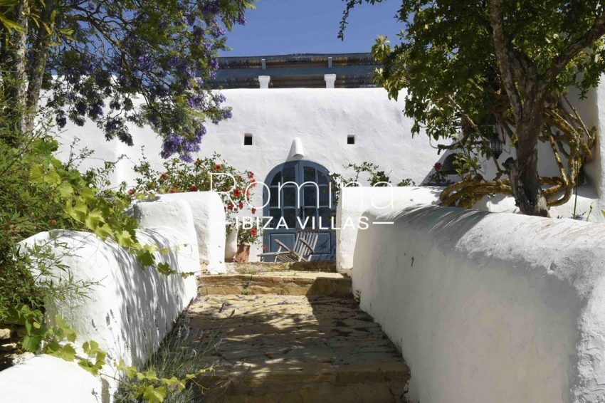 finca bridie ibiza-2entrance path door