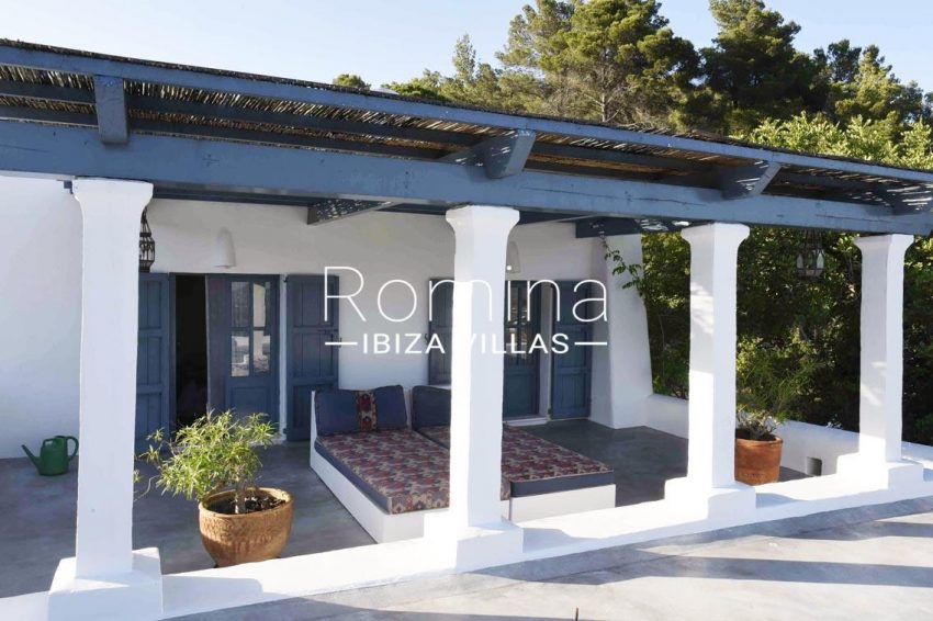 finca bridie ibiza-2porch day beds2