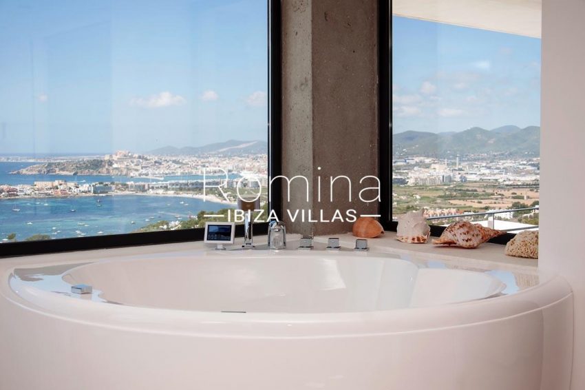 villa papirum ibiza-5bathtub sea view