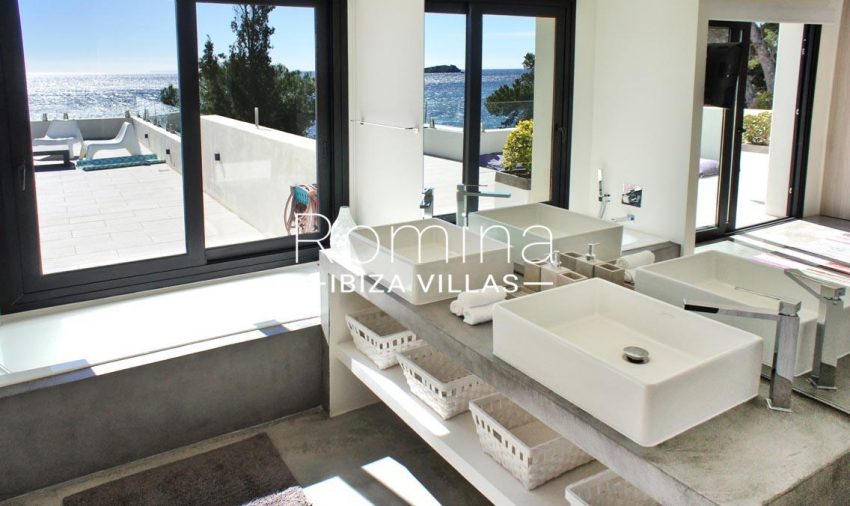 villa aguamarina ibiza-5bathroom sea view