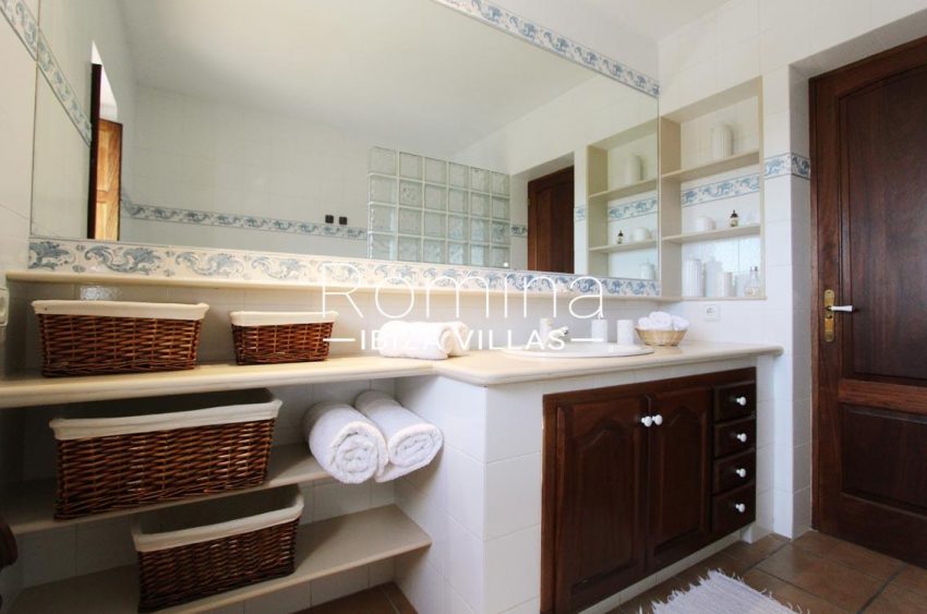 villa alix ibiza-5bathroom2