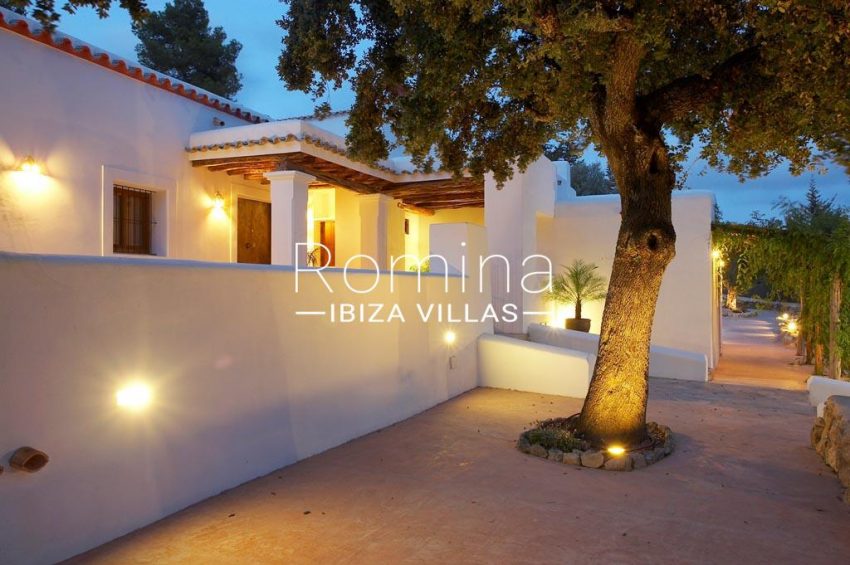 finca kanya ibiza-2entrance terrace by night