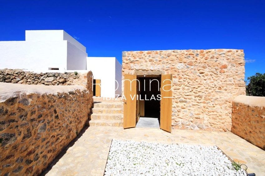 can fogana ibiza-2patio stairs