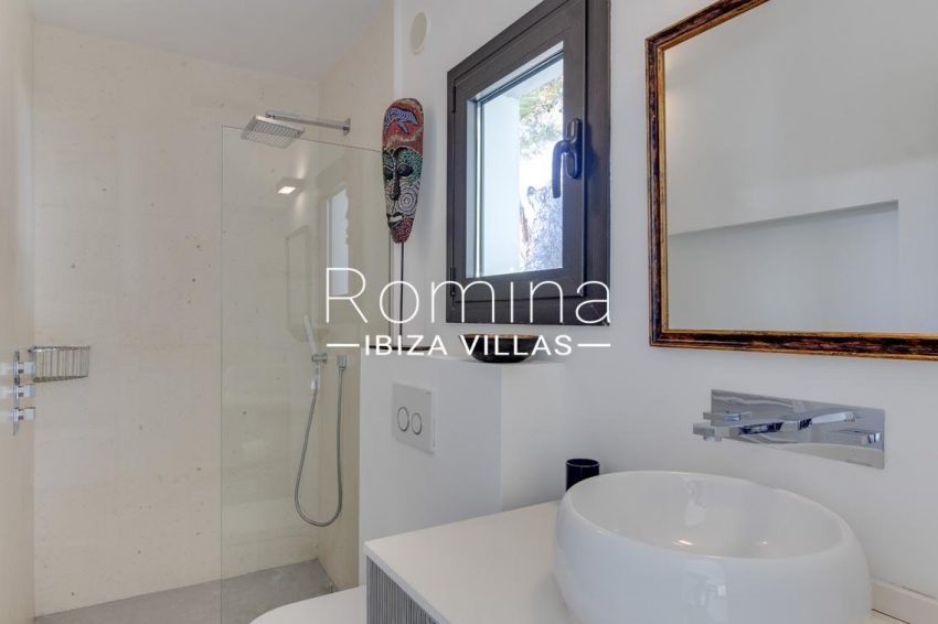 can sarmiento ibiza-5shower room