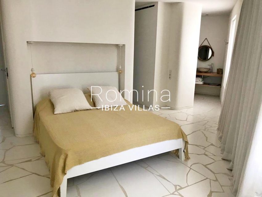 romina-ibiza-villas-rv-717-apto-las boas-4bedroom bathroom