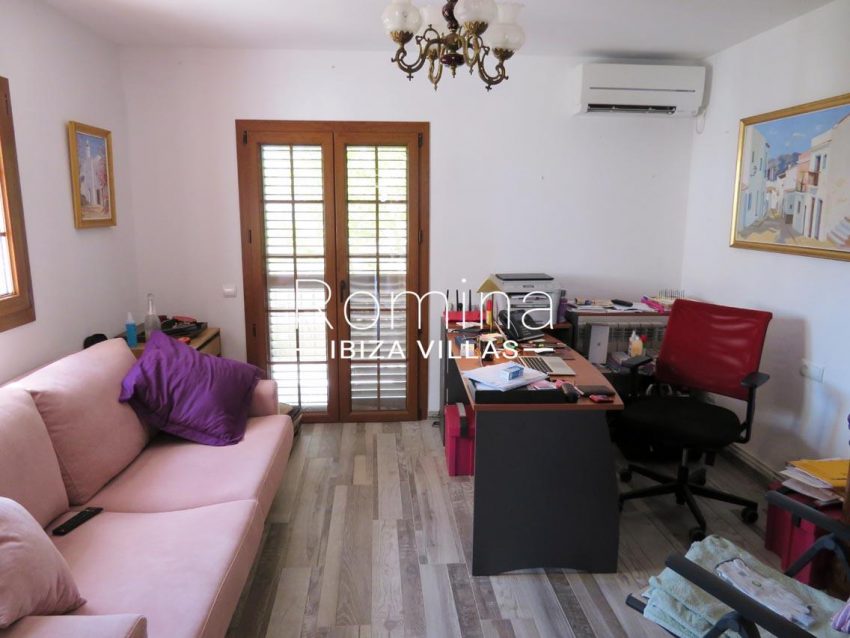 romina-ibiza-villas-rv720-casa-adelfa-3bedroom desk