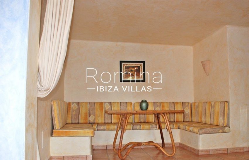 romina-ibiza-villas-casa-kala-rv-736-81-3sitting area