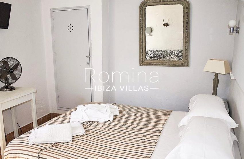 romina-ibiza-villas-rv-813-62-guest-house-andrea-4bedroom white