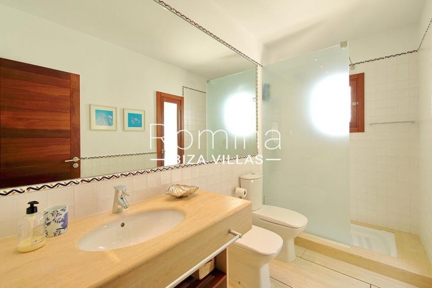 romina-ibiza-villas-rv-893-81-villa-mimosa-5shower room2