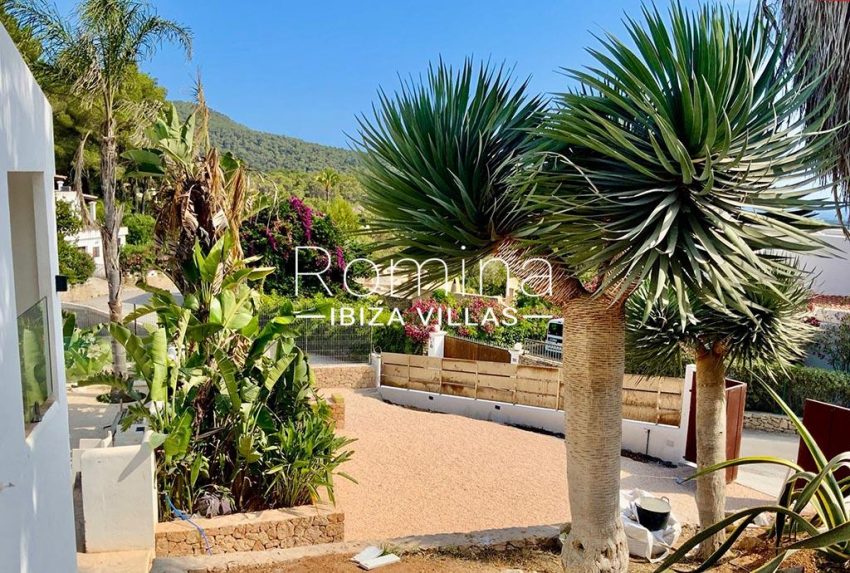 romina-ibiza-villas-rv-923-24-villa-banan-2terrace yuccas2