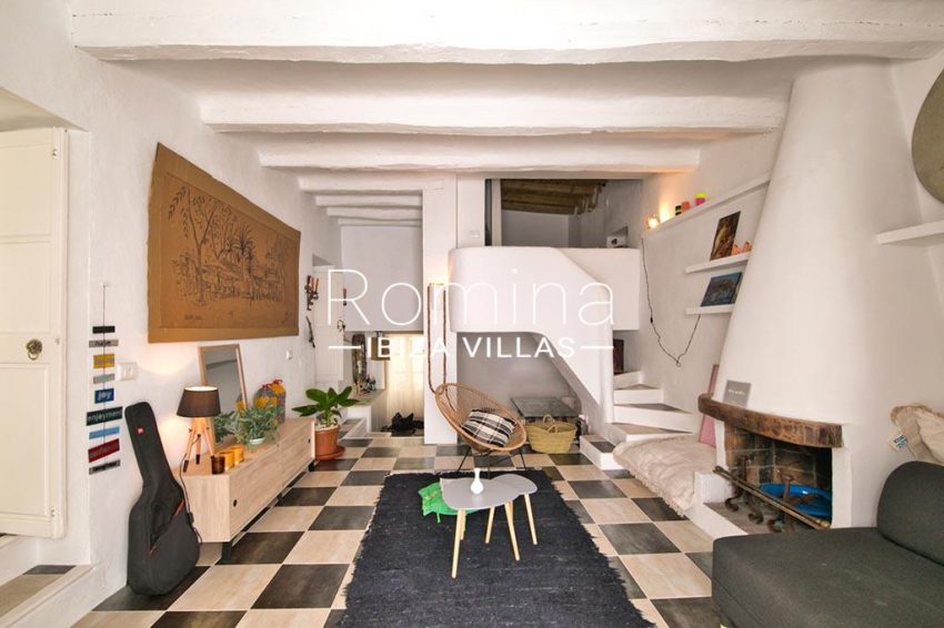 romina-ibiza-villas-rv-924-01-casita-dalt-vila-vogue-3living room fireplace2