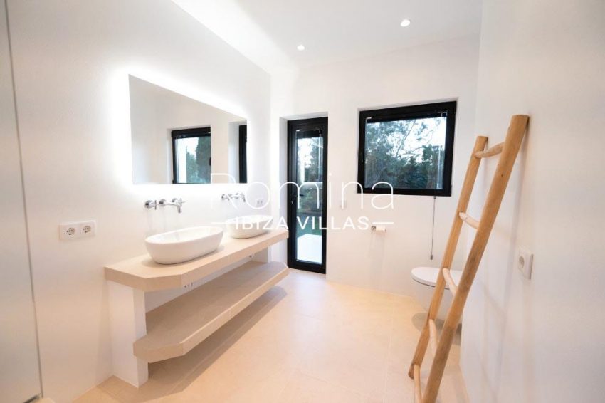 romina-ibiza-villas-rv-936-56-villa-hermone-5bathrooom2