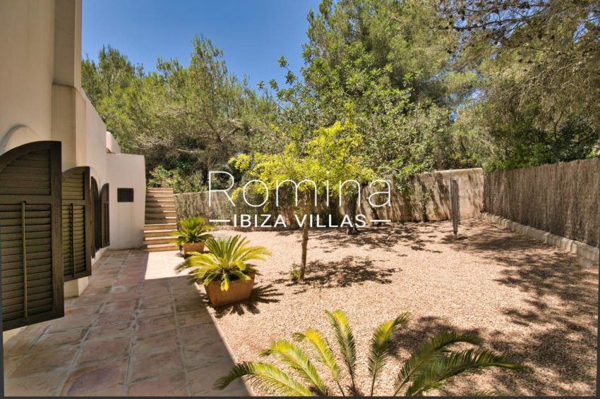 romina-ibiza-villas-ra-301-2-jardin 1