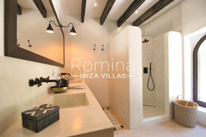 romina-ibiza-villas-ra-301-5-salle de bain partage des deux chambres