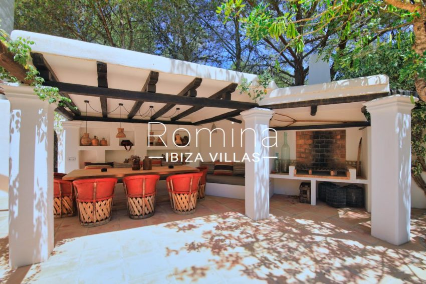 romina-ibiza-villas-ra-301-6-comedor y barbacoa