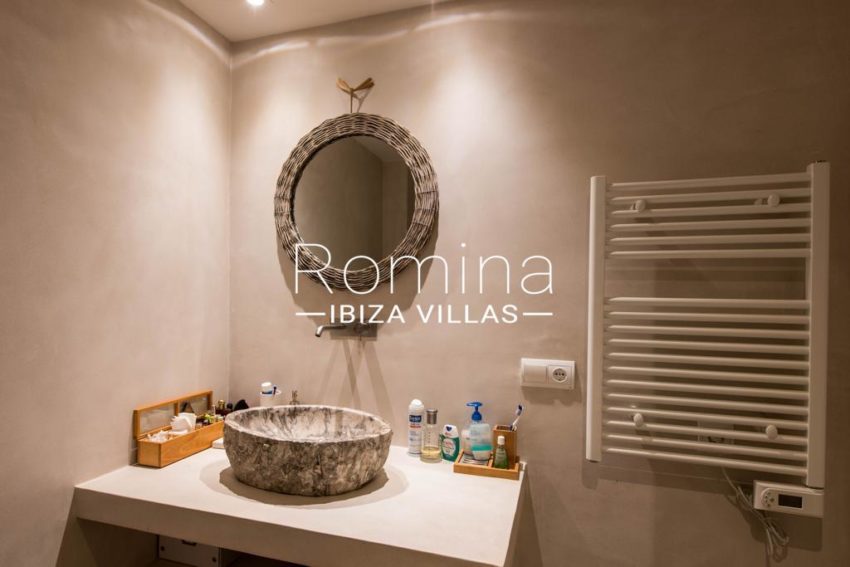 romina-ibiza-villas-ra-300-baño 2