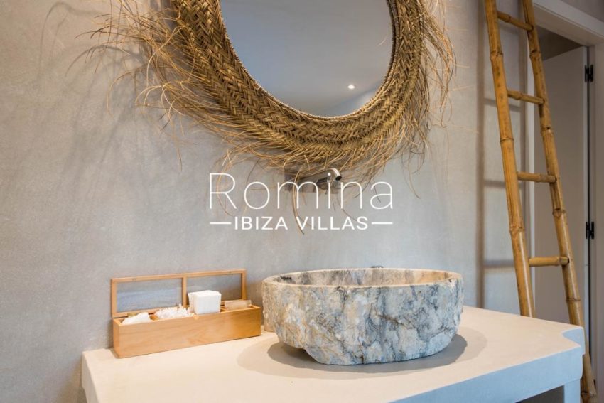 romina-ibiza-villas-ra-300-baño