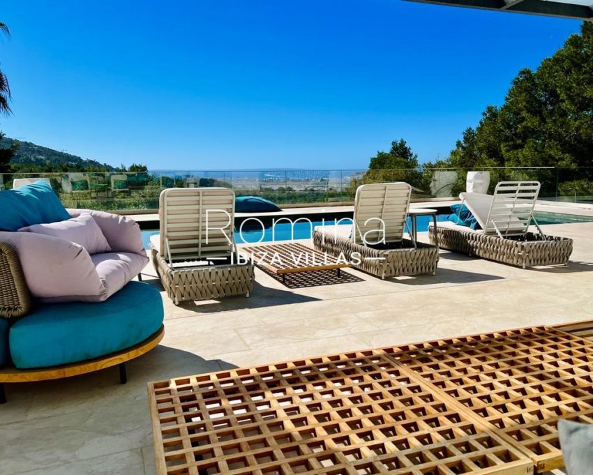 7.pool sun bed views RV5111-24 Villa Vila viewspg
