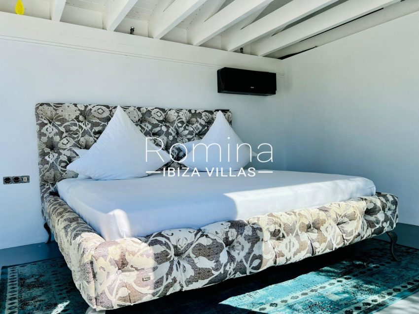 d8 bedroom RV5111-24 Villa Vila views