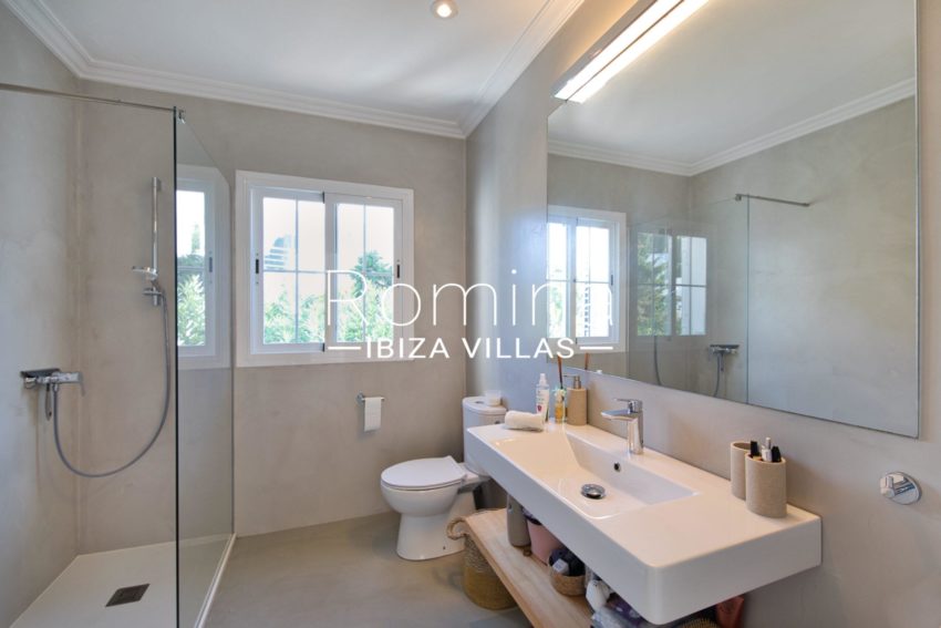 6.1 RV5153-02 Villa Can Pep Simo Romina Ibiza villas - bathroom1