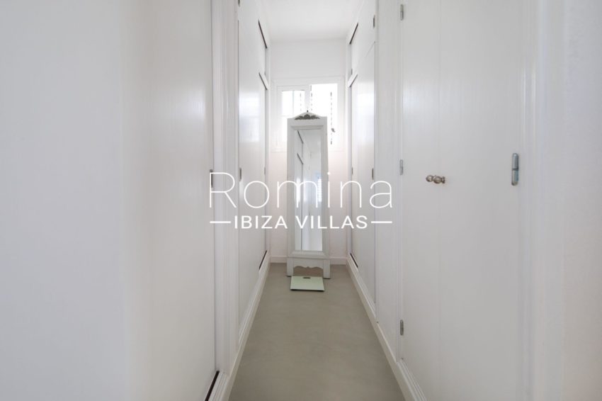 9. RV5153-02 Villa Can Pep Simo Romina Ibiza villas - couloir