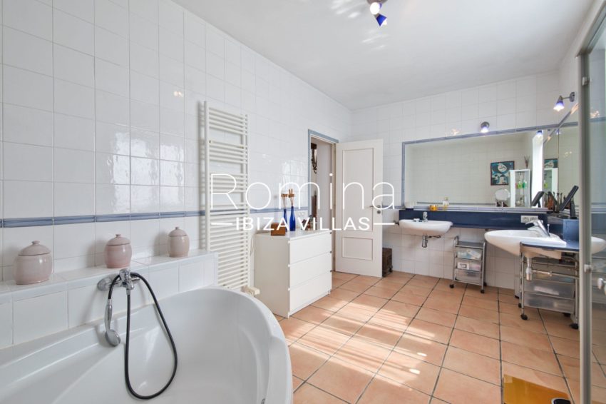 25. RV5171-01 Villa Agustí - rominas ibiza villas - master bathroom
