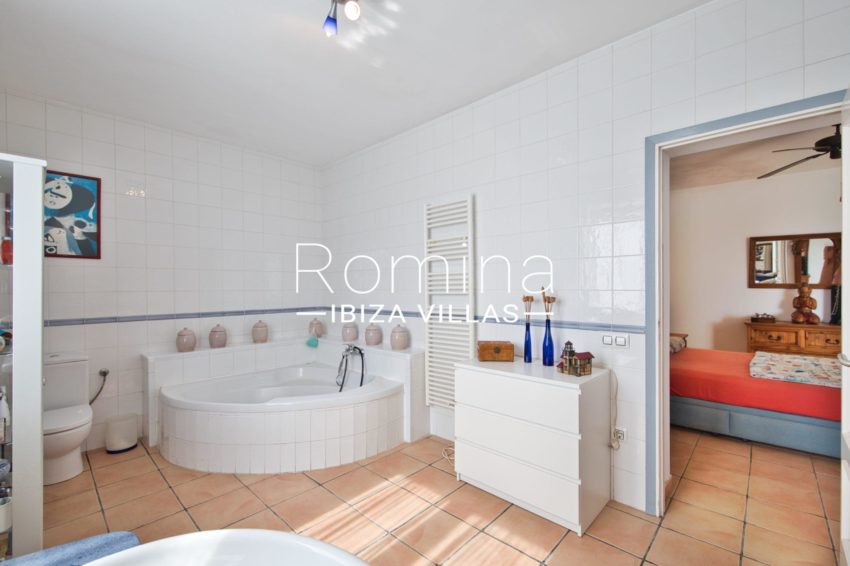 26. RV5171-01 Villa Agustí - rominas ibiza villas - master bathroom bis