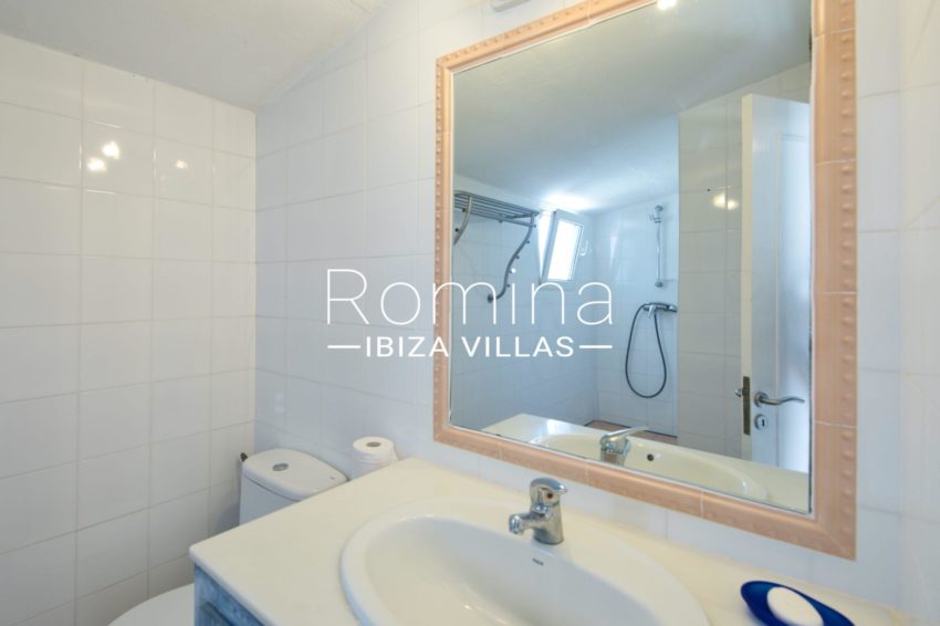 35. RV5171-01 Villa Agustí - rominas ibiza villas - bathroom shower2