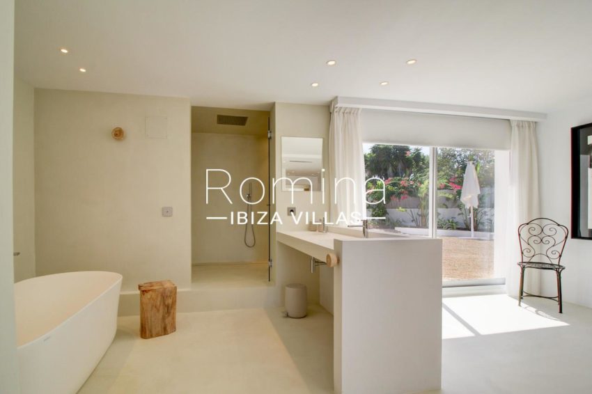 26.1-RV5180-45 Villa Menina - romina ibiza villas - master bathroom