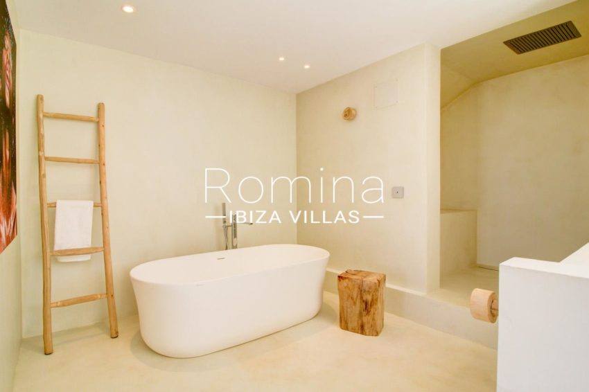 26.2-RV5180-45 Villa Menina - romina ibiza villas - master bathroom