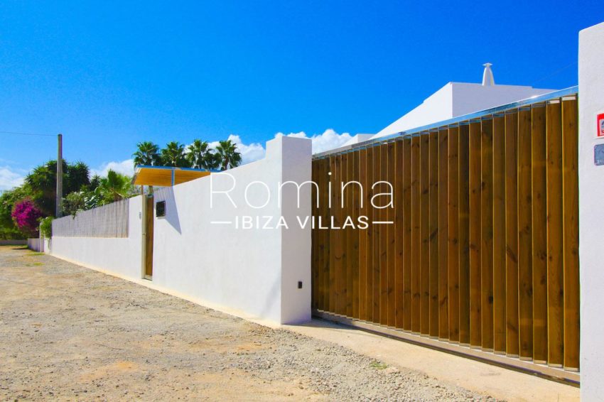 33-RV5180-45 Villa Menina - romina ibiza villas - portail
