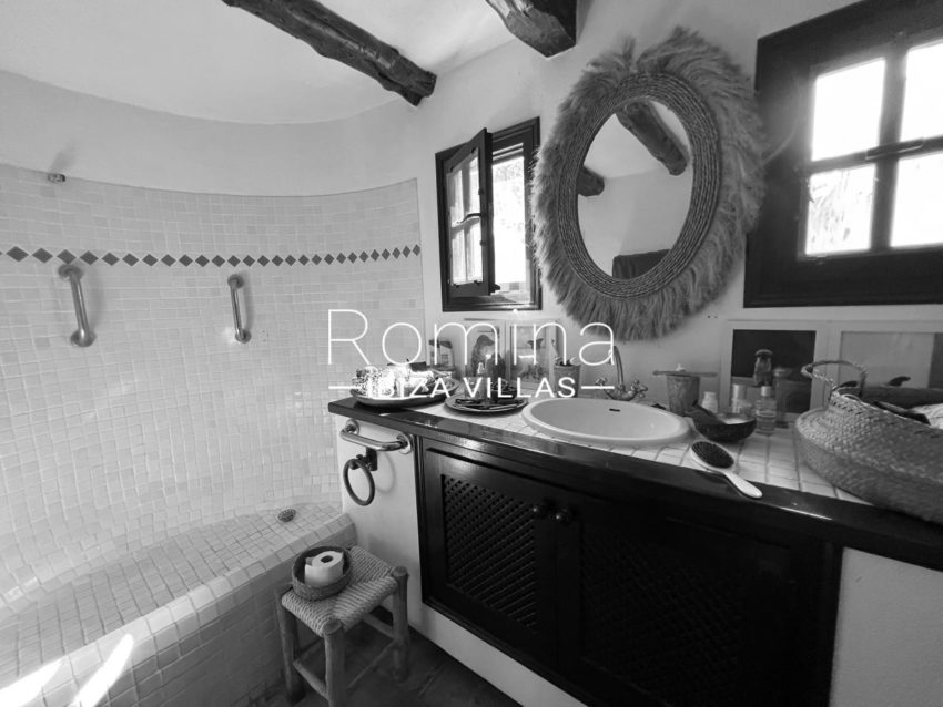 4.2.RV5183-35 CAN LINI - romina ibiza villas - bathroom