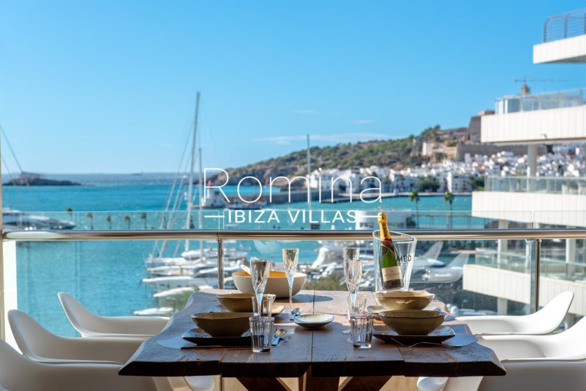 6.1 -RV5185-02 APTOS BAGHARI - romina ibiza villas - diner - table - terrasse