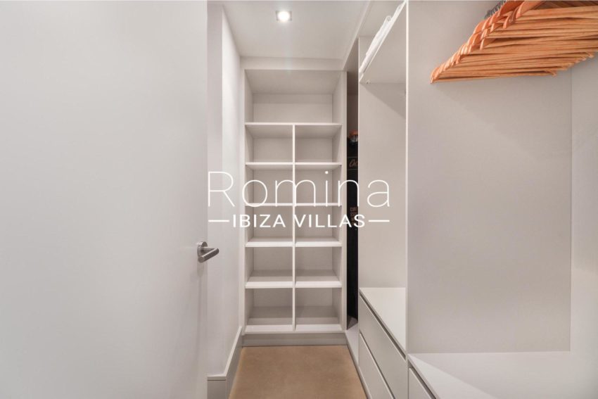 7 -RV5185-02 APTOS BAGHARI - romina ibiza villas - dressing