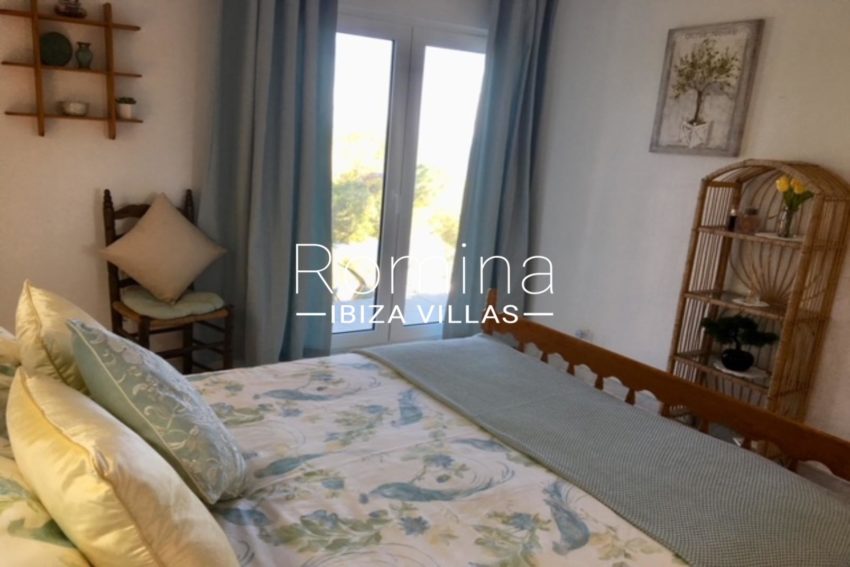 5.1 RV5192-105 VILLA ELIXIR-Romina-Ibiza-Villas & Co-cala-salada-master-bedroom-sale