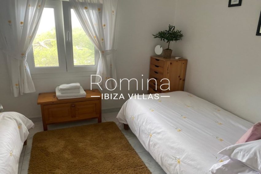 5.2 RV5192-105 VILLA ELIXIR-Romina-Ibiza-Villas & Co-cala-salada-twin-bedroom-villa