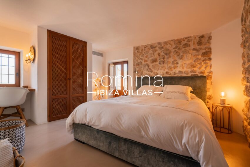 5-11 PALACIO MANESKIN ROMINA IBIZA VILLAS & CO