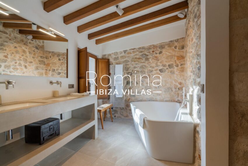 5-4 PALACIO MANESKIN ROMINA IBIZA VILLAS & CO