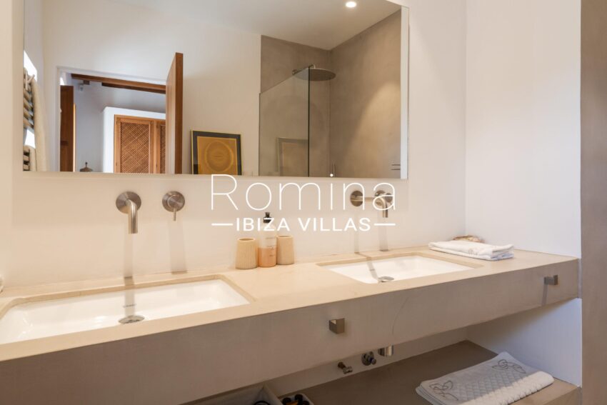 6-4 PALACIO MANESKIN ROMINA IBIZA VILLAS & CO