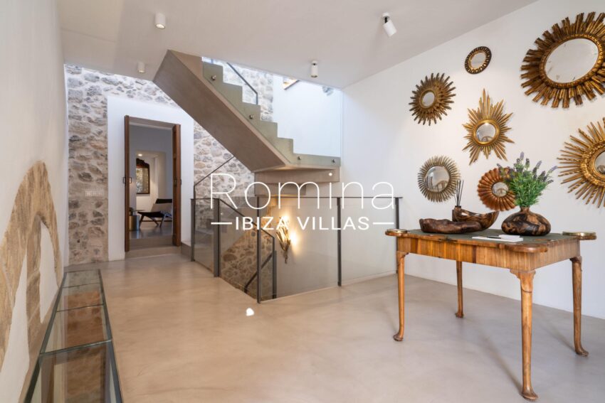 6-8 PALACIO MANESKIN ROMINA IBIZA VILLAS & CO