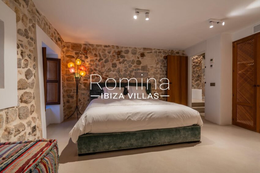 6-9 PALACIO MANESKIN ROMINA IBIZA VILLAS & CO