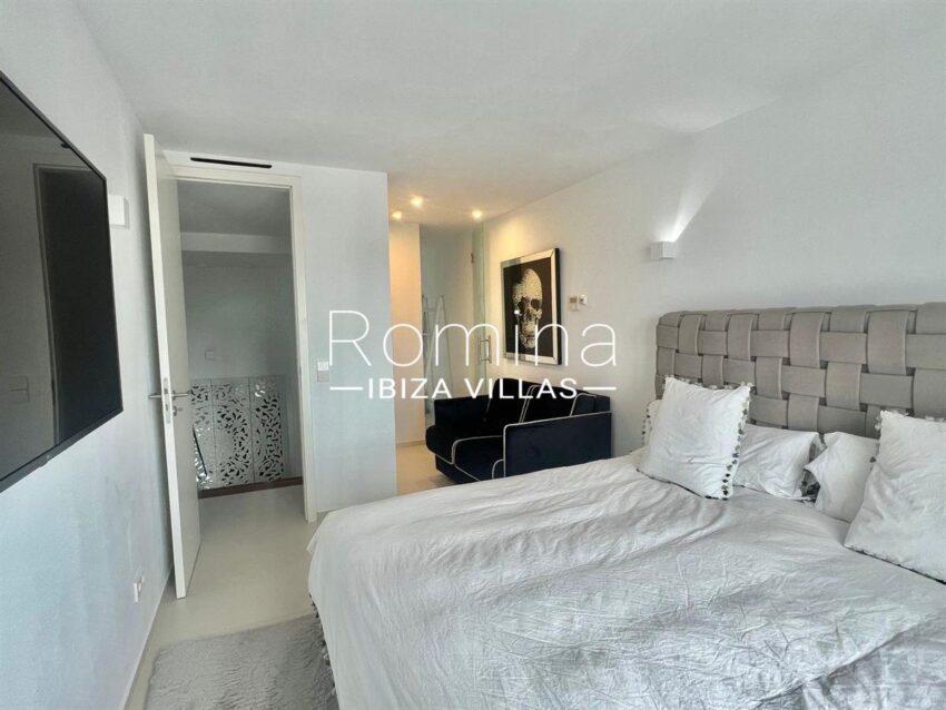 Romina Ibiza Villas & Co-1743152208116613luxury-apartment-with-unforgettable-views-in-can-furnet_(19)
