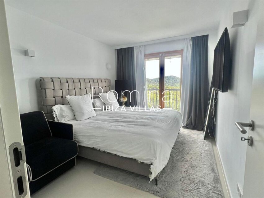 cw-ibiza-1743152207116611luxury-apartment-with-unforgettable-views-in-can-furnet_(17)