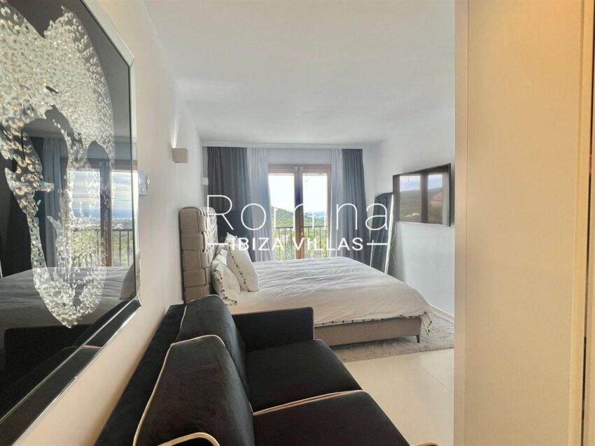 cw-ibiza-1743152208116612luxury-apartment-with-unforgettable-views-in-can-furnet_(18)