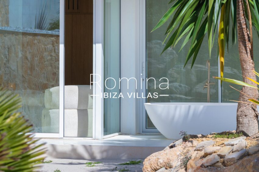 4.1 BATHROOM OUTSIDE ROMINA IBIZA VILLAS & CO RV5383-01 GREEN HILLS