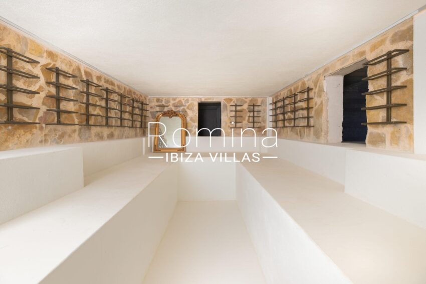 4.11 BODEGA ROMINA IBIZA VILLAS & CO RV5383-01 GREEN HILLS