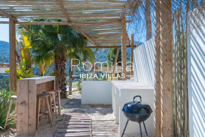 6 OUTSIDE KITCHEN ROMINA IBIZA VILLAS & CO RV5383-01 GREEN HILLS